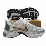 کفش کتونی اسپرت نایکی Nike V2K مردانه رنگ سفید نقره‌ای – مستر کوالیتی لیبل ویتنام