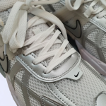 کفش کتونی اسپرت نایکی Nike V2K مردانه رنگ سفید نقره‌ای – مستر کوالیتی لیبل ویتنام