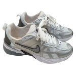 کفش کتونی اسپرت نایکی Nike V2K مردانه رنگ سفید نقره‌ای - مستر کوالیتی لیبل ویتنام