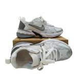 کفش کتونی اسپرت نایکی Nike V2K مردانه رنگ سفید نقره‌ای – مستر کوالیتی لیبل ویتنام