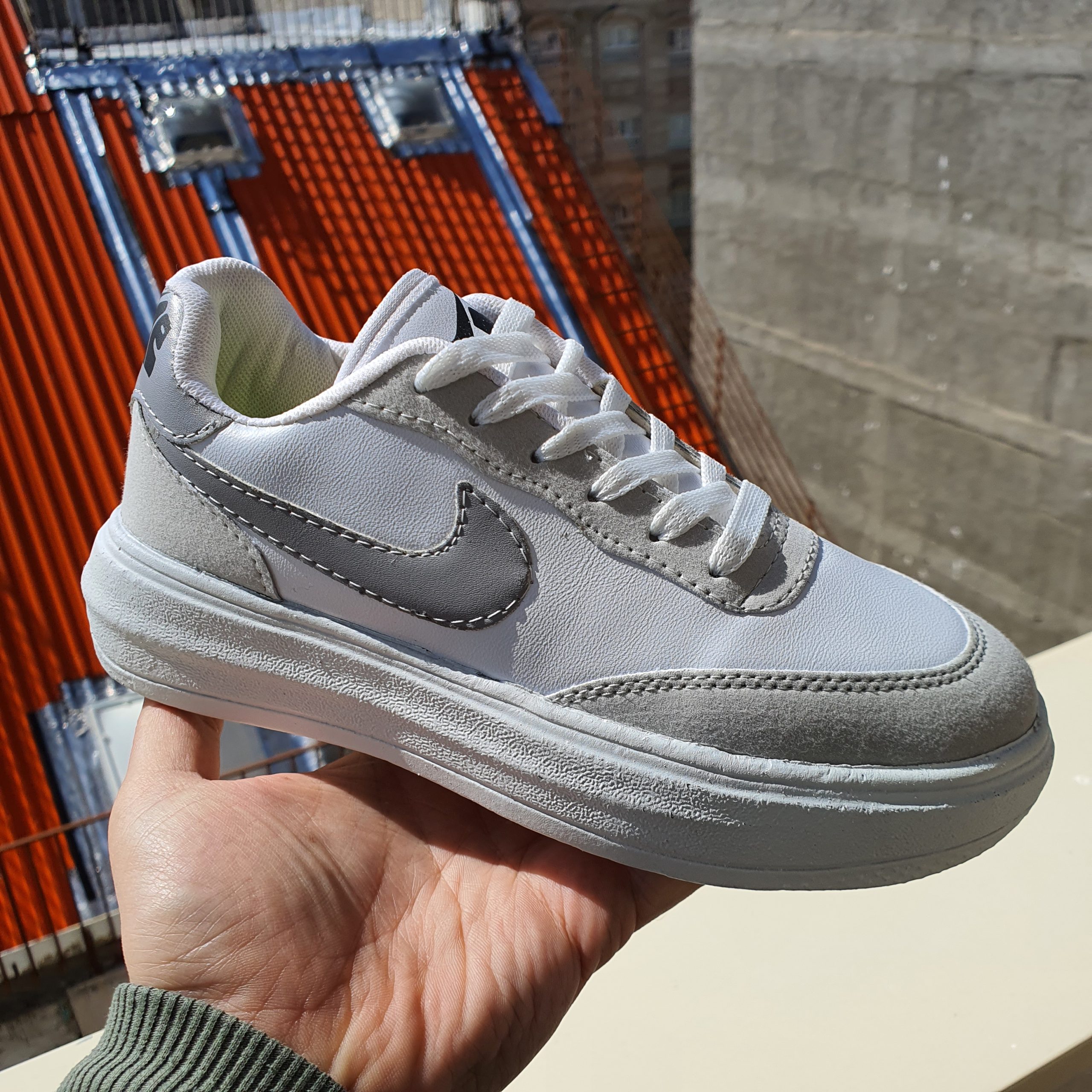 کفش کتونی اسپرت زنانه طرح نایک (Nike) رنگ سفید طوسی مدل ونس | کد 1097 1 کفش کتونی اسپرت زنانه و دخترانه طرح نایک (Nike) رنگ سفید طوسی مدل ونس