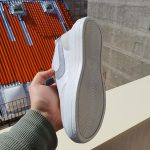 کفش کتونی اسپرت زنانه و دخترانه طرح نایک (Nike) رنگ سفید طوسی مدل ونس