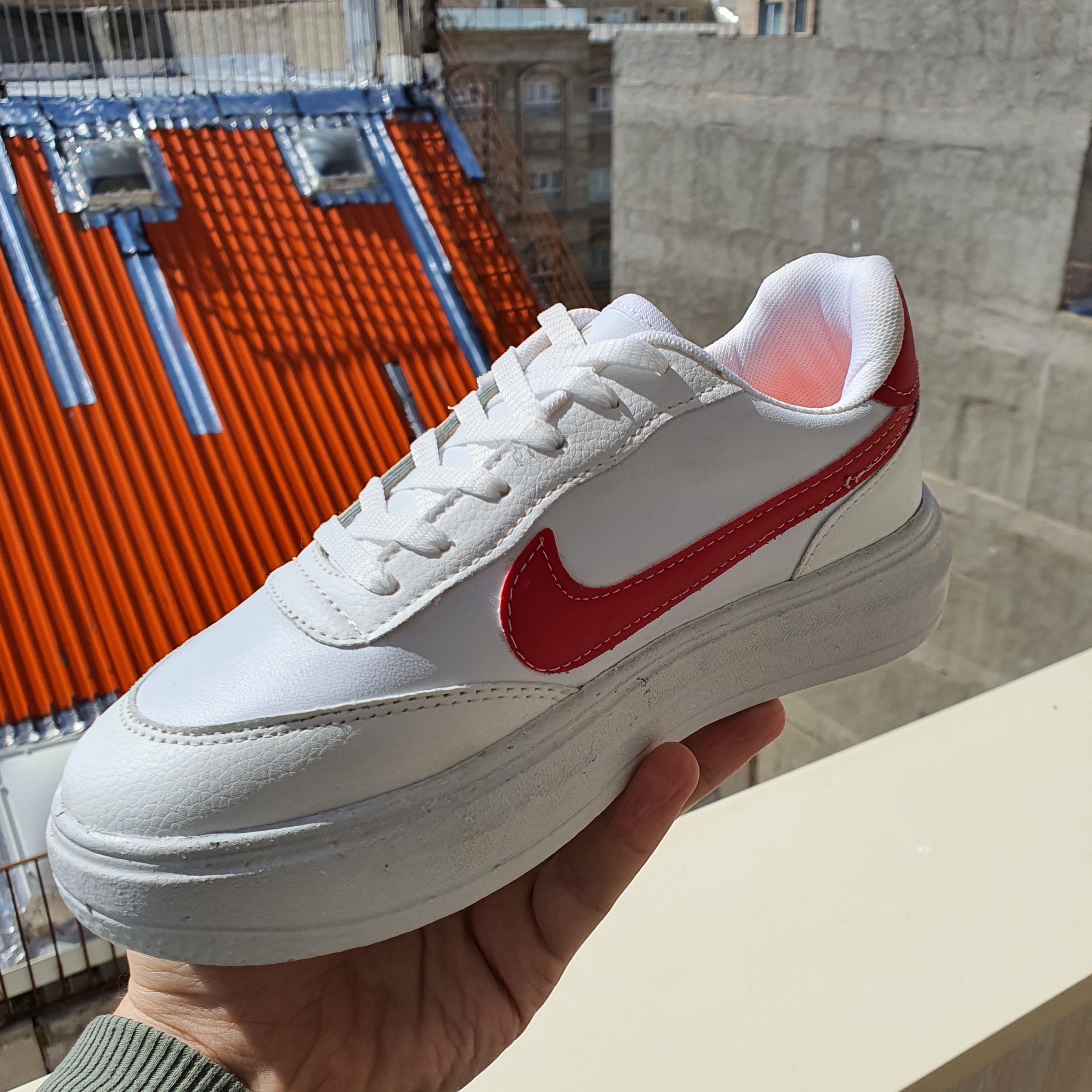 کفش کتونی اسپرت زنانه طرح نایک (Nike) رنگ سفید قرمز مدل ونس | کد 1096 1 کفش کتونی اسپرت زنانه و دخترانه طرح نایک (Nike) رنگ سفید قرمز مدل ونس | کد 1096